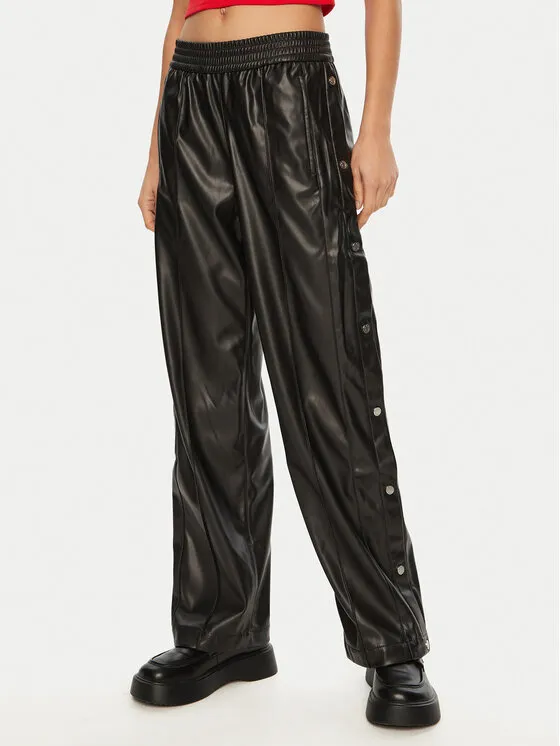 Hose aus Kunstleder · Schwarz · Regular Fit