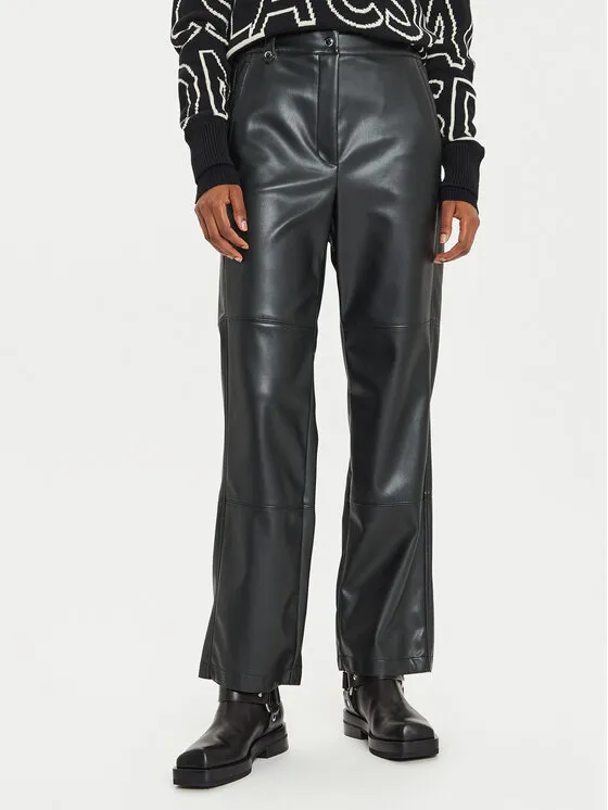 Hose aus Kunstleder · Schwarz · Regular Fit