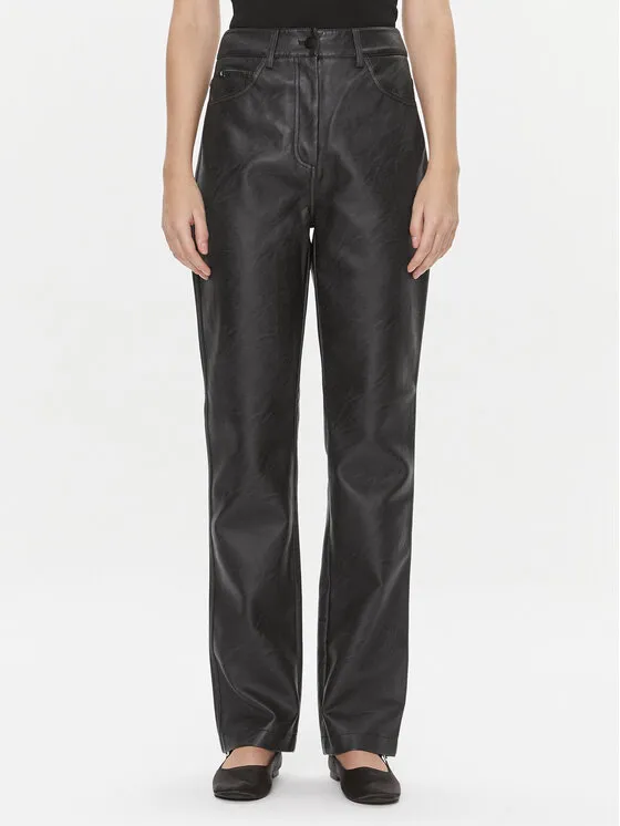 Hose aus Kunstleder · Schwarz · Regular Fit