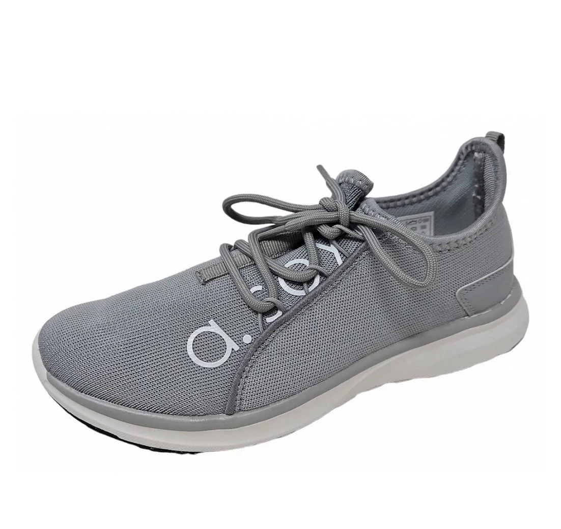 A. SOYI Sammul Sneaker