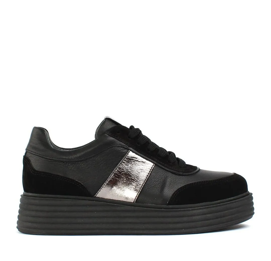 CELAL GÜLTEKIN 115-20604 Sneaker Metallic-Akzent, kombiniert mit moderner Plattformhöhe.