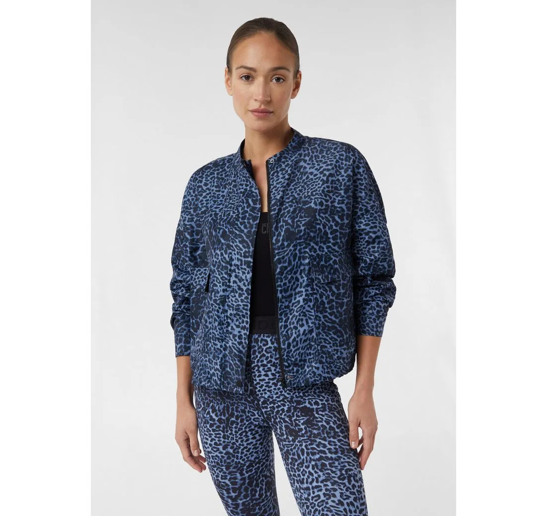 COMMA CASUAL IDENTITY Blusenblazer Relaxed Windbreaker im All-over Leo-Design