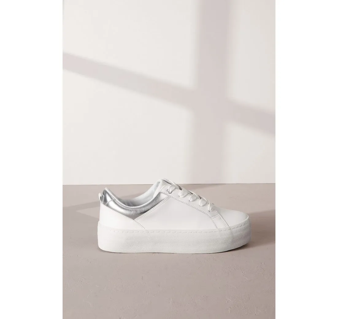 NEXT Signature Sneaker aus Leder mit klobiger Sohle Sneaker (1-tlg)