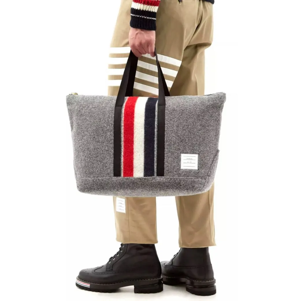 THOM BROWNE Freizeittasche Tri-Colour Tote Tasche Gymbag aus Wollfilz – Handgefertigt in Italien, Hergestellt in Italien, gestreifte Fütterung im Signature-Design