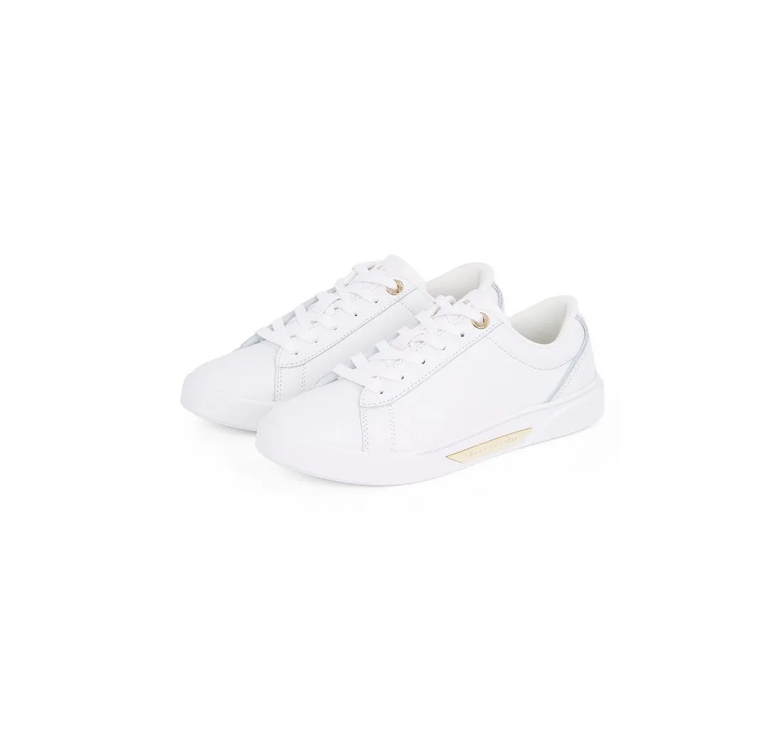 TOMMY HILFIGER CHIC COURT SNEAKER Plateausneaker, Freizeitschuh, Halbschuh, Schnürschuh, goldfarbenes Schmuckelement