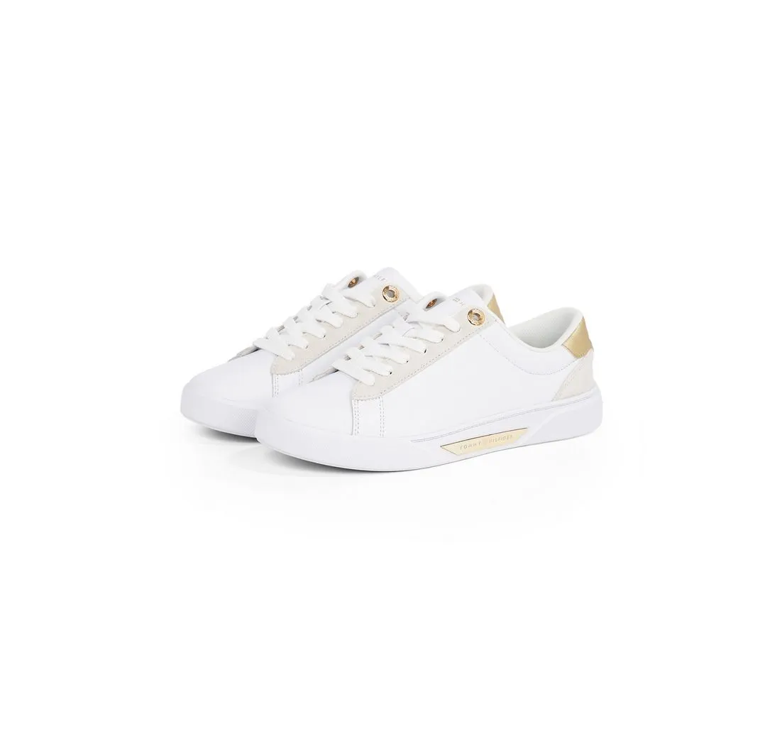 TOMMY HILFIGER CHIC COURT SNEAKER Plateausneaker, Schnürschuh, Halbschuh, Freizeitschuh mit goldfarbenen Besätzen