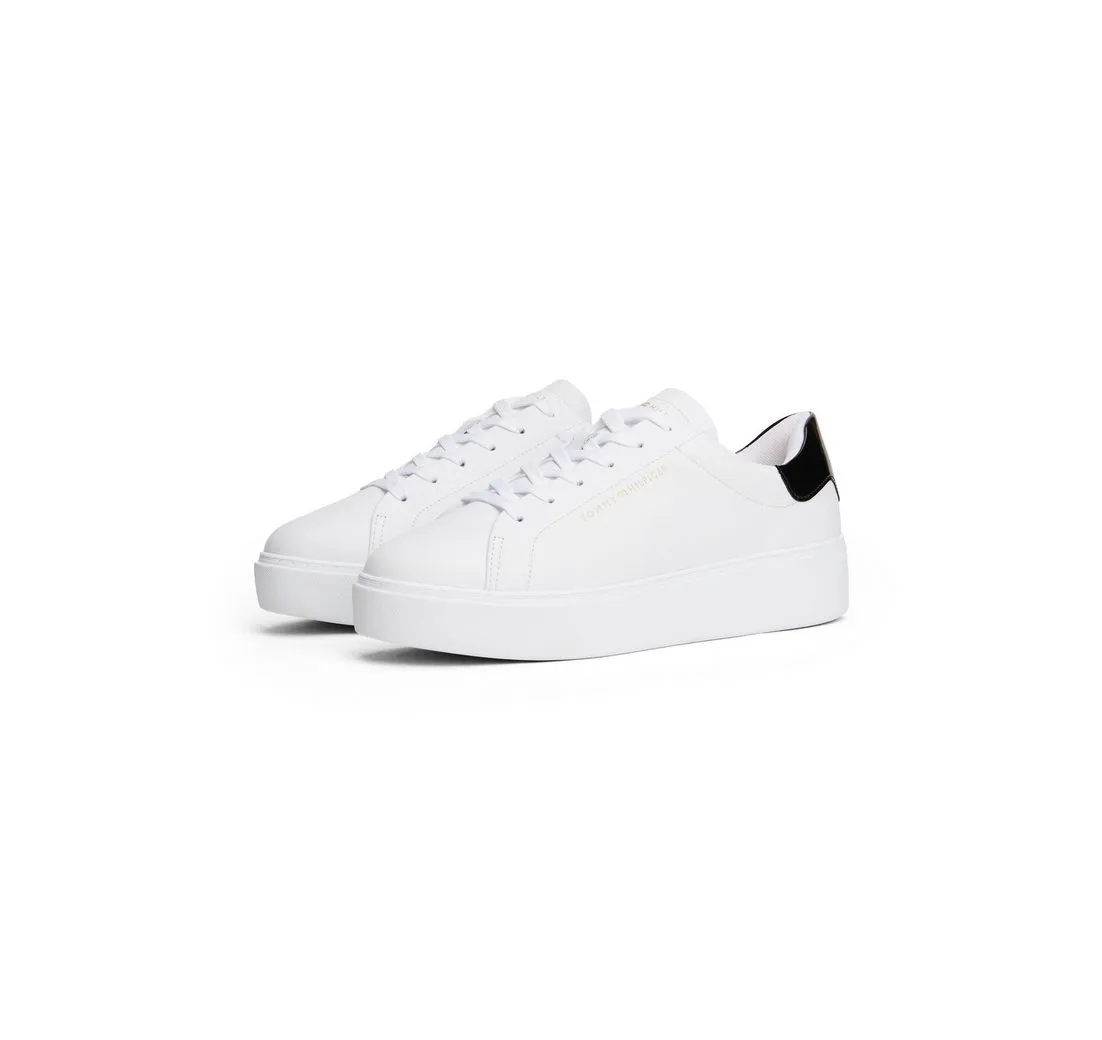 TOMMY HILFIGER CHIC PLATFORM CUPSOLE PATENT Plateausneaker, Halbschuh, Schnürschuh mit glänzendem Kontrastbesatz an der Ferse