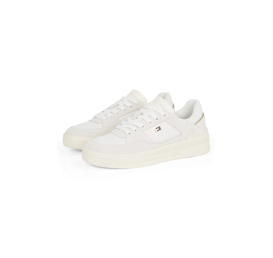 TOMMY HILFIGER ESSENTIAL BASKET SNEAKER Plateausneaker, Freizeitschuh, Halbschuh, Schnürer mit Logoflaggen-Emblem