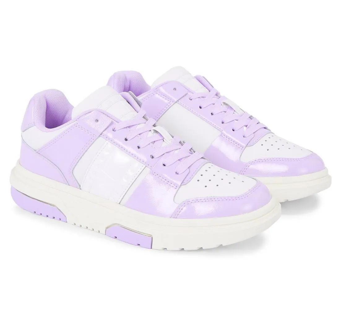 TOMMY JEANS THE BROOKLYN PATENT Plateausneaker mit Kontrastbesatz, Freizeitschuh, Halbschuh, Schnürschuh