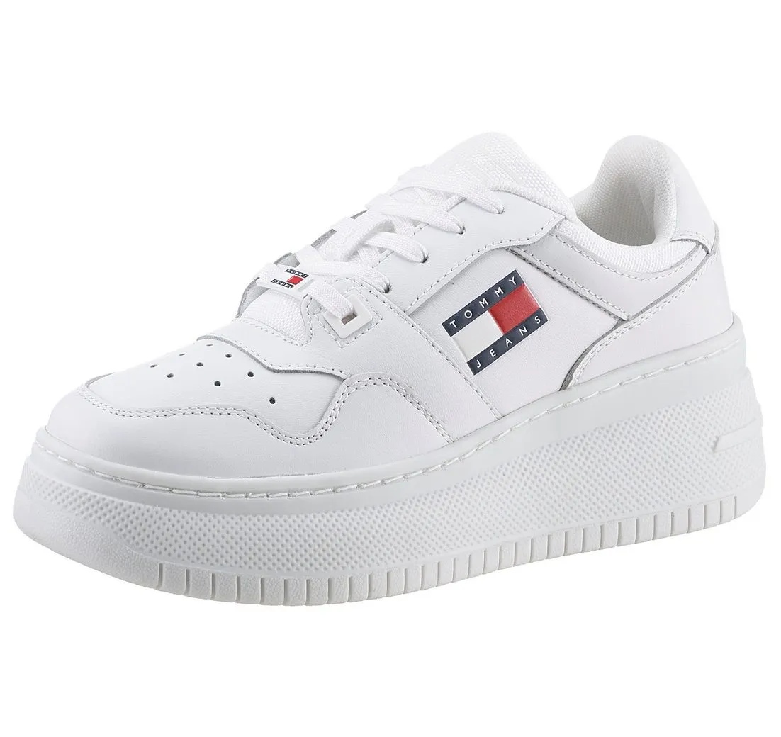 TOMMY JEANS TJW RETRO BASKET FLATFORM ESS Plateausneaker mit Logoschriftzug in der Sohle, Freizeitschuh, Halbschuh, Schnürschuh