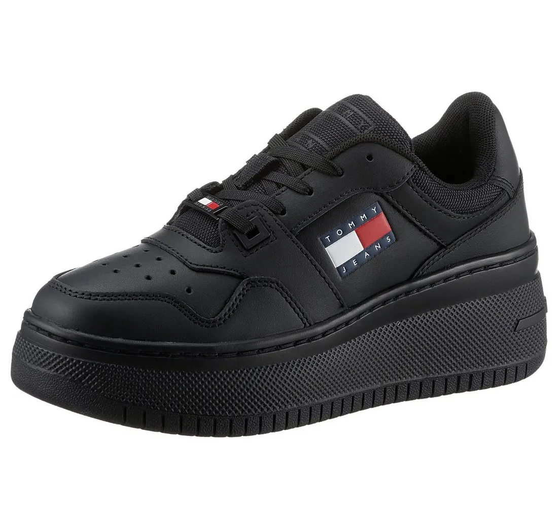 TOMMY JEANS TJW RETRO BASKET FLATFORM ESS Plateausneaker mit Logoschriftzug in der Sohle, Freizeitschuh, Halbschuh, Schnürschuh