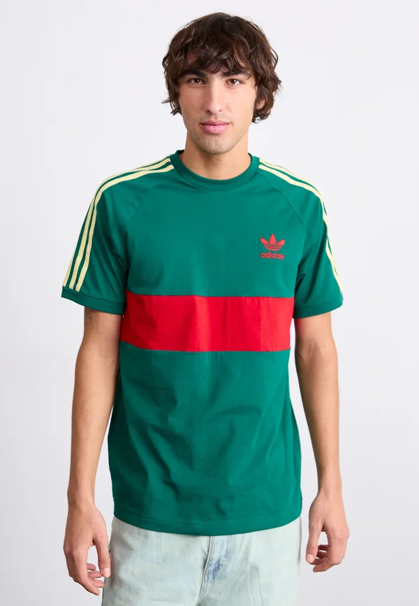 3-STRIPES PANEL - Print T-shirt - collegiate green/better scarlet