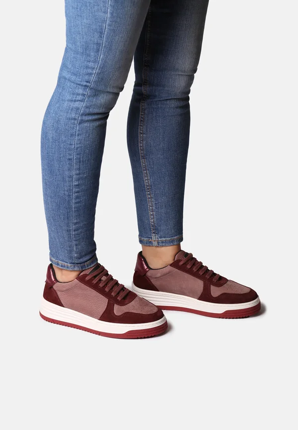 AINA - Trainers - vi