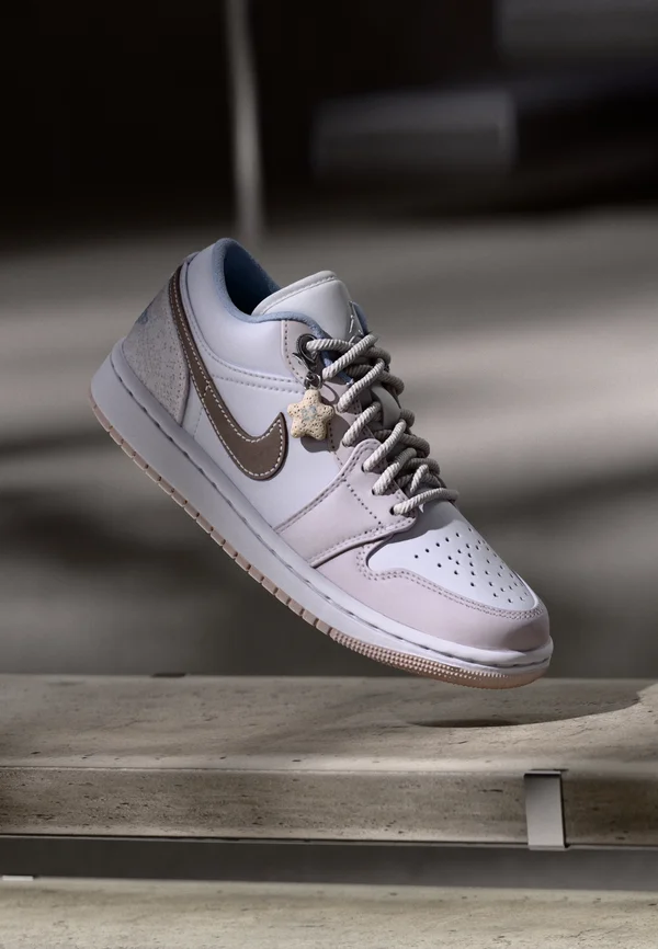 AIR JORDAN 1 LOW SE - Trainers - white/ironstone/light soft pink/platinum violet/light armory blue