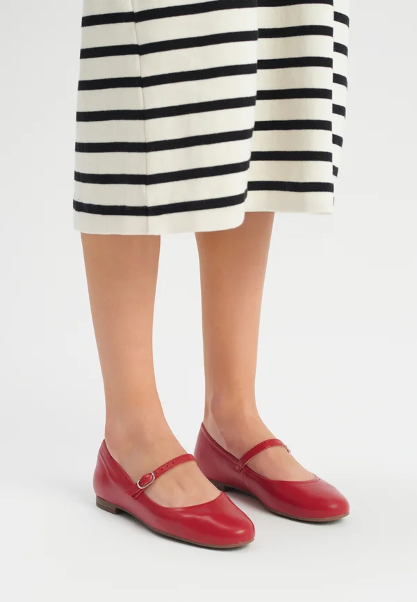 Ankle strap ballet pumps - red