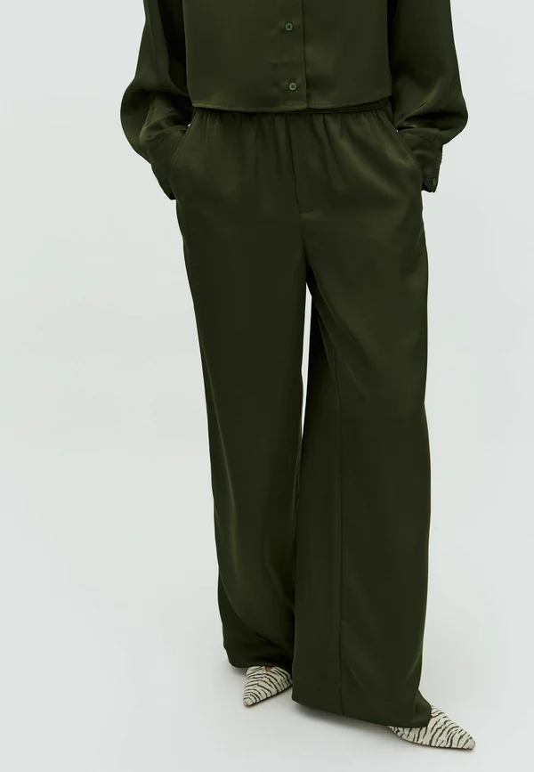 ASAKA - Trousers - pine green
