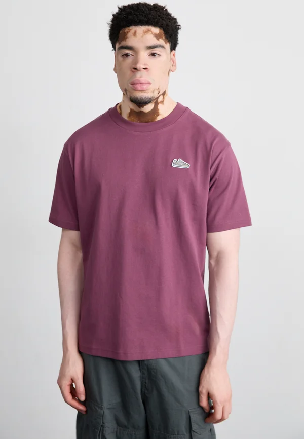 ATHLETICS 574 PATCH - Basic T-shirt - faded plum