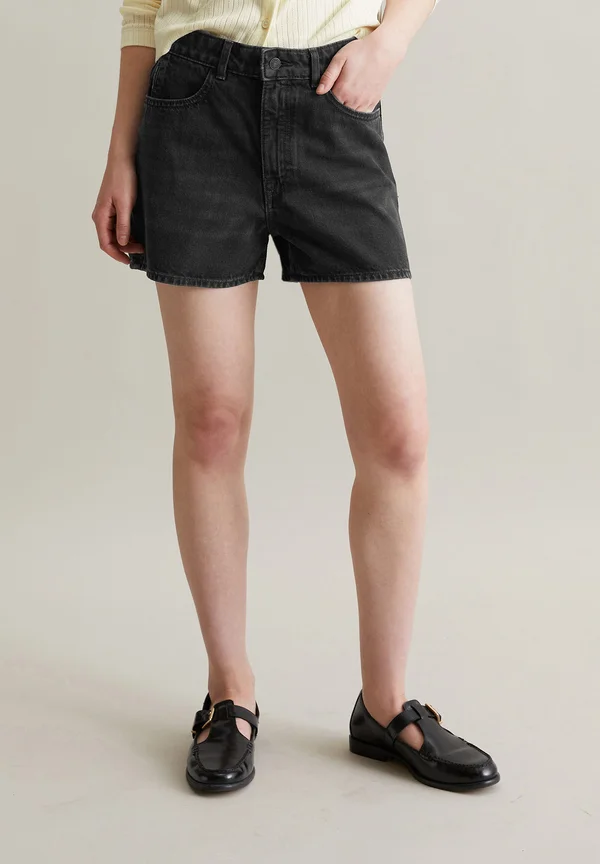 AURI SHAPED FLARED - Denim shorts - black