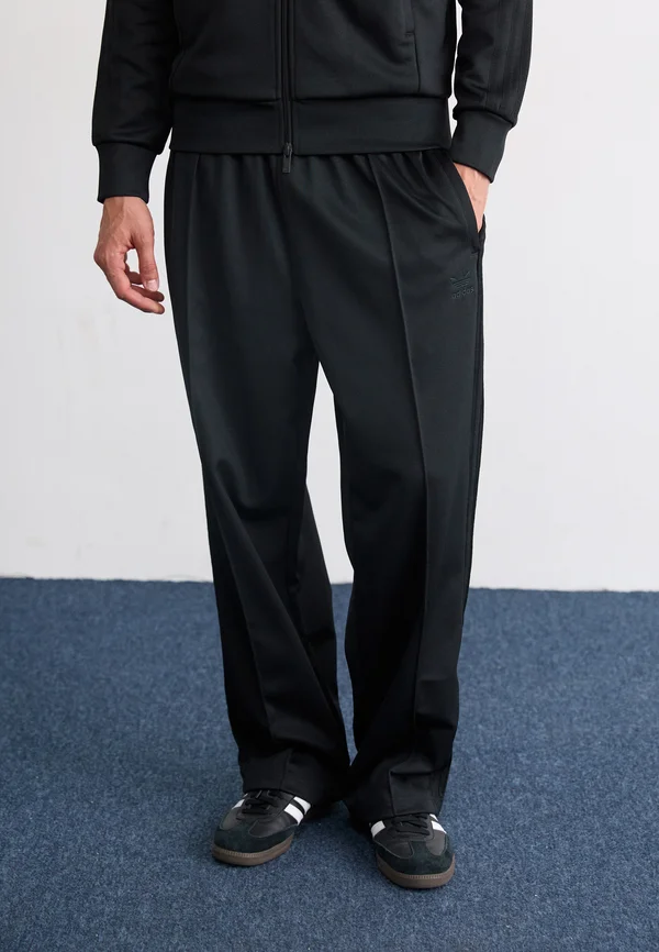 BAGGY - Tracksuit bottoms - black