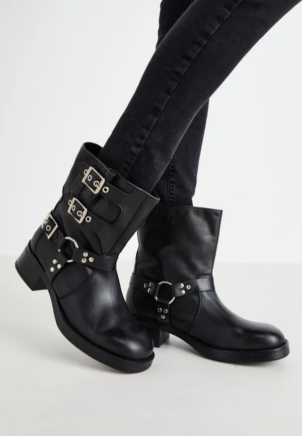 BECASE - Cowboy/biker ankle boot - black