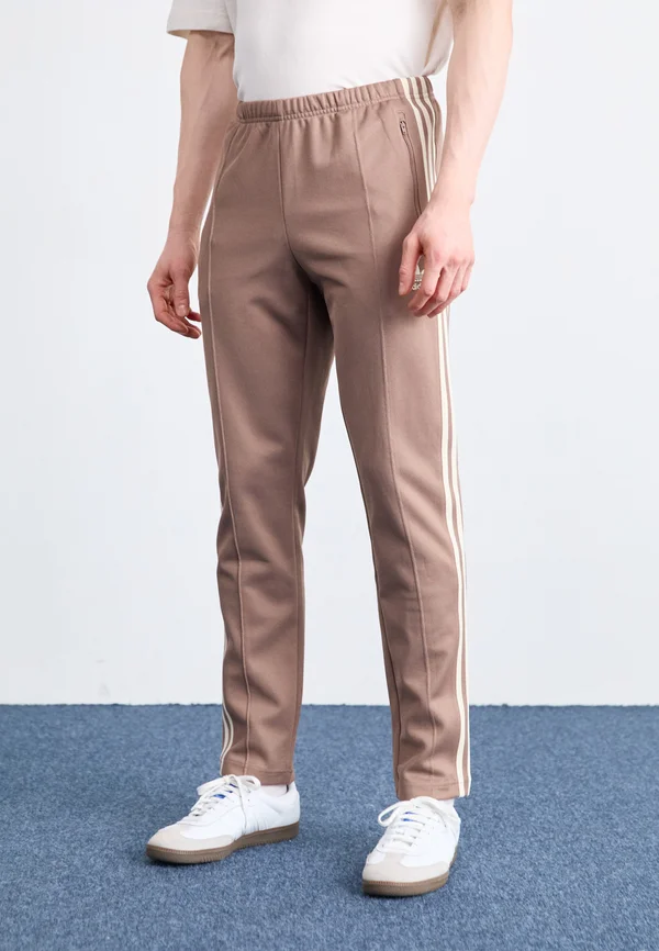 BECKENBAUER - Tracksuit bottoms - trace brown   white