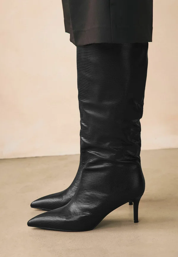 Boots - black textured