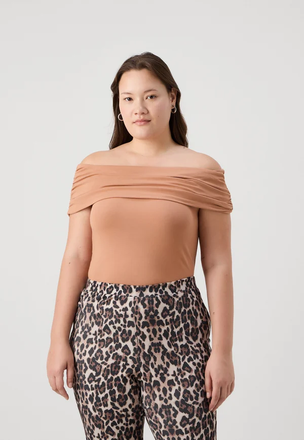 CARTIME OFF SHOULDER  - Print T-shirt - camel