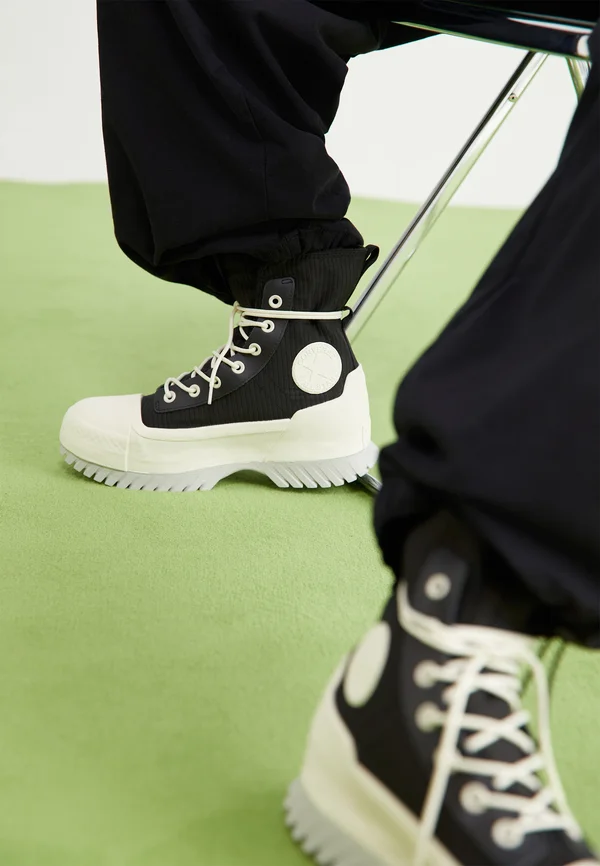 CHUCK TAYLOR ALL STAR LUGGED 2.0 PLATFORM COUNTER CLIMATE EXTRA HIGH - Lace-up ankle boots - black/egret