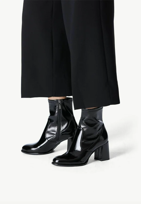 Classic ankle boots - black patent