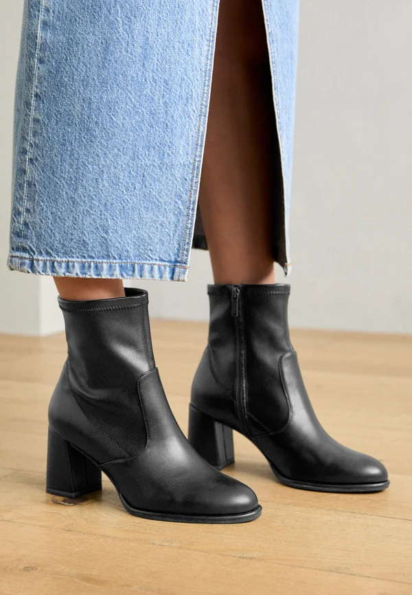 Classic ankle boots - black