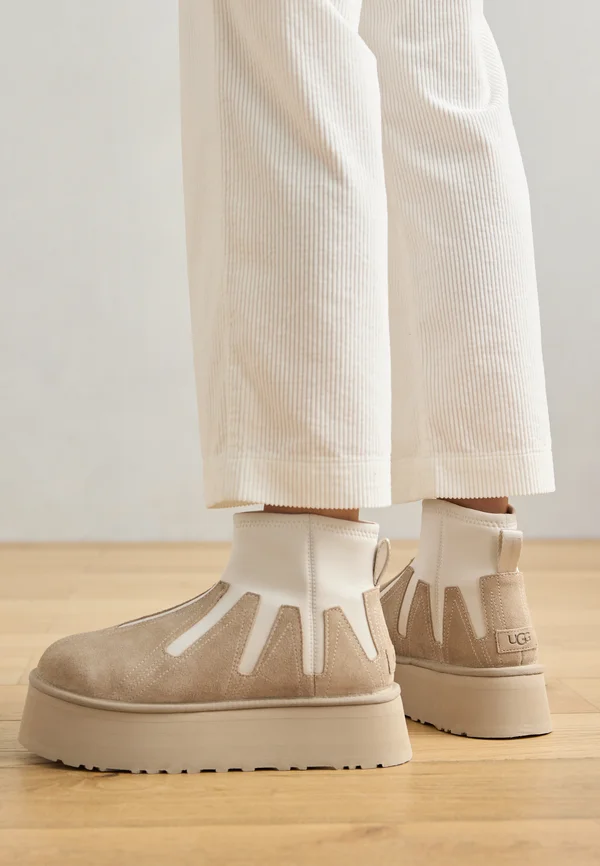 CLASSIC MINI DIPPER SUNWAVE - Platform ankle boots - sand