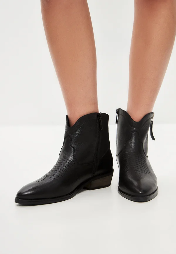 Cowboy/biker ankle boot - black