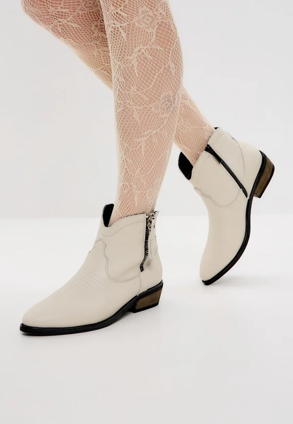 Cowboy/biker ankle boot - off white