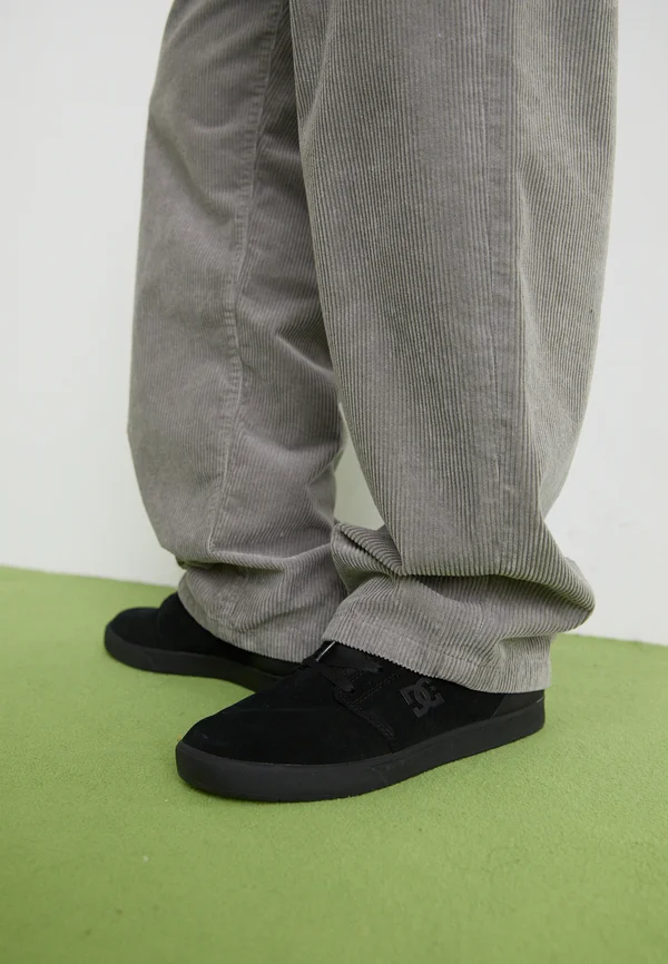 CRISIS 2 - Trainers - black