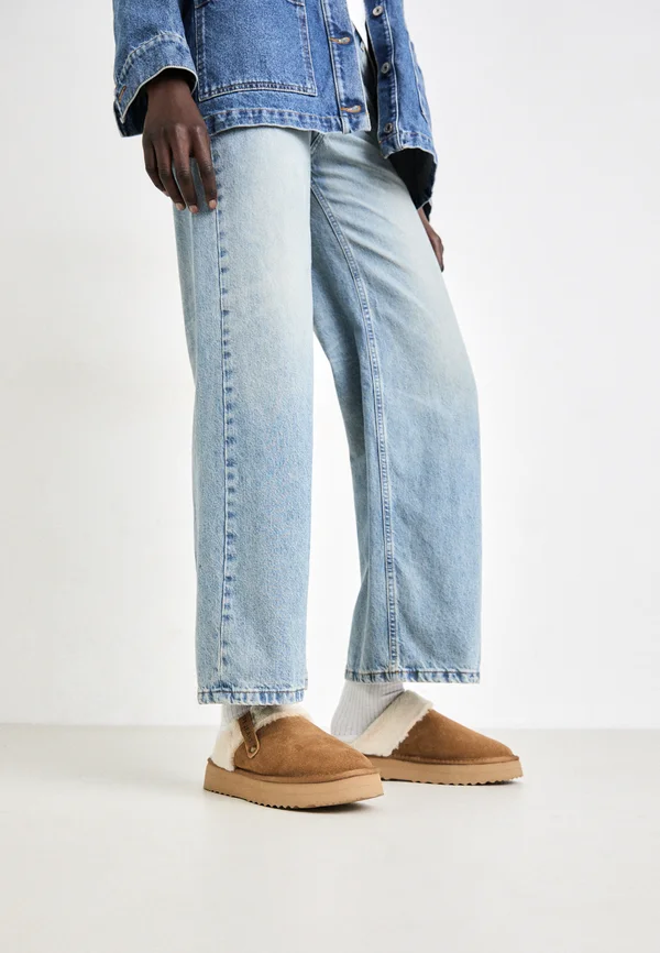 DISSY NORTH - Slippers - cognac brown