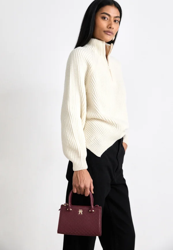 ETERNITY MICRO TOTE MONO - Handbag - raspberry truffle