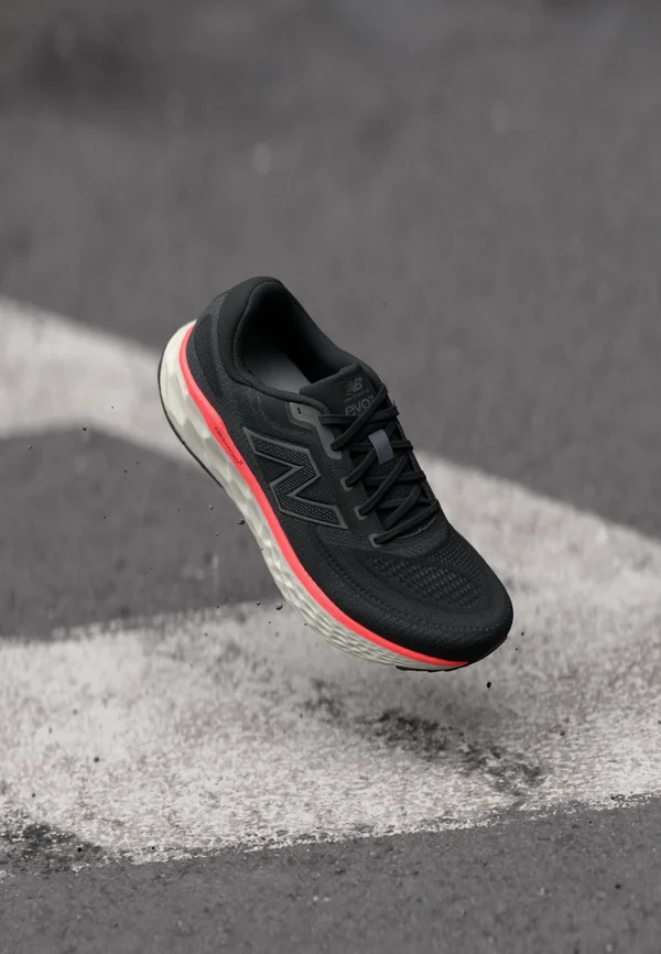 EVOZ V4 - Road running shoes - black