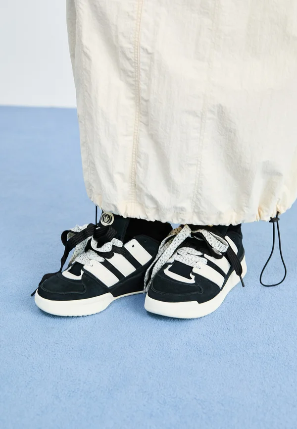 FORUM 2000 UNISEX - Trainers - core black/off white