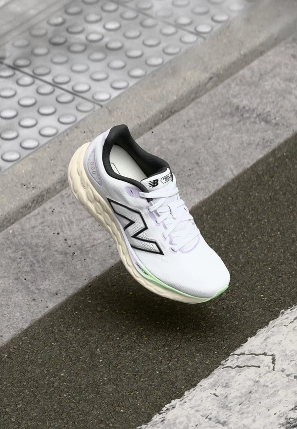 FRESH FOAM 680 - Road running shoes - white