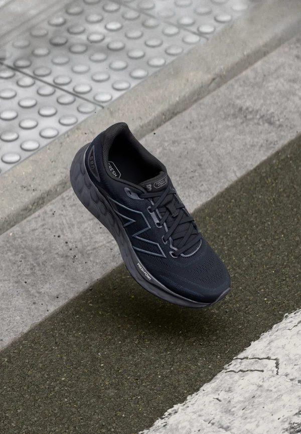 FRESH FOAM 680 V8 - Road running shoes - black
