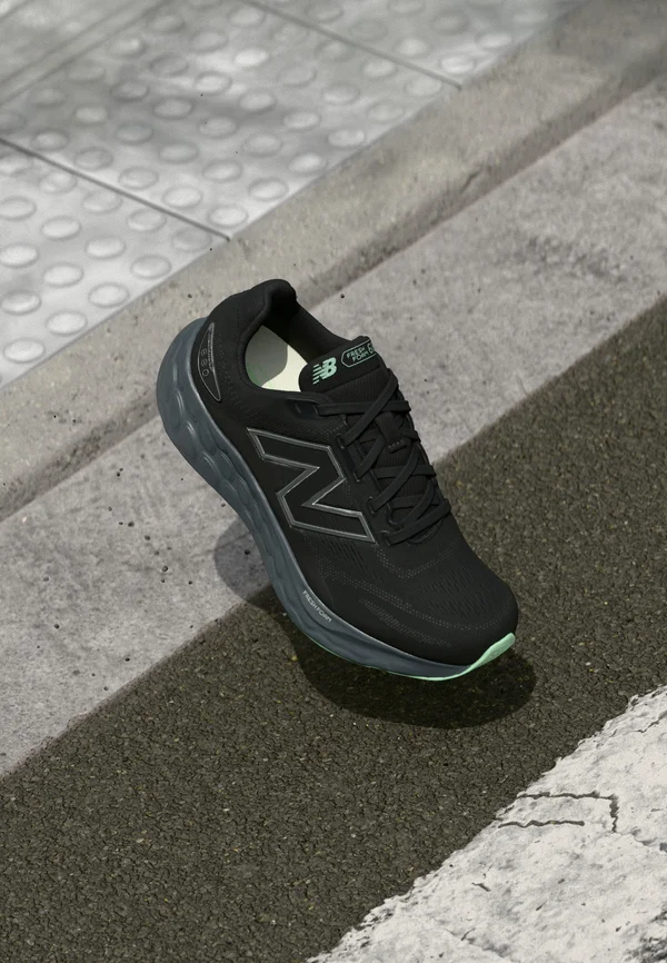 FRESH FOAM 680 WATERPROOF V8 - Road running shoes - black