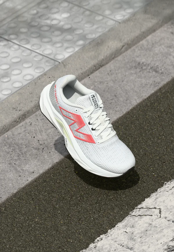 FUELCELL PROPEL V5 - Road running shoes - white