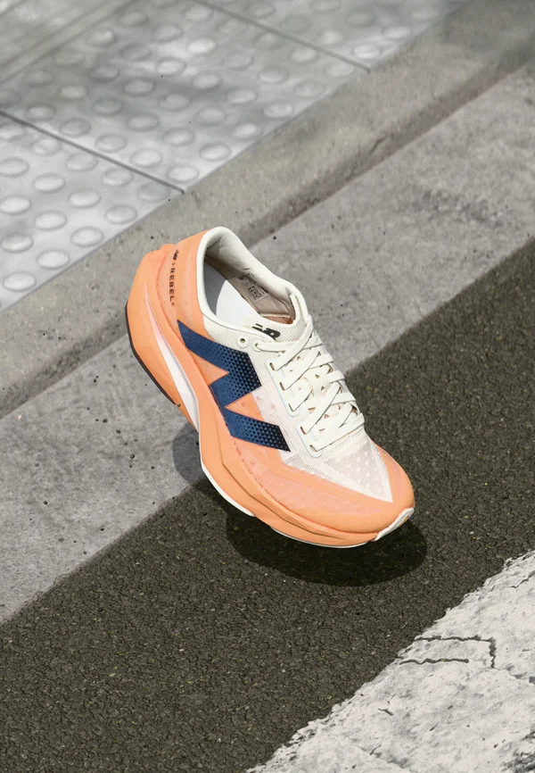 FUELCELL REBEL V4 - Road running shoes - hot mango