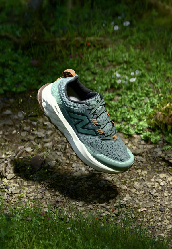 GAROE - Road running shoes - green