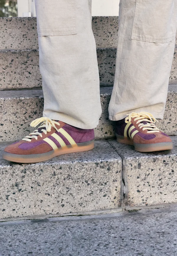 GAZELLE INDOOR UNISEX - Trainers - maroon/almost yellow/preloved brown