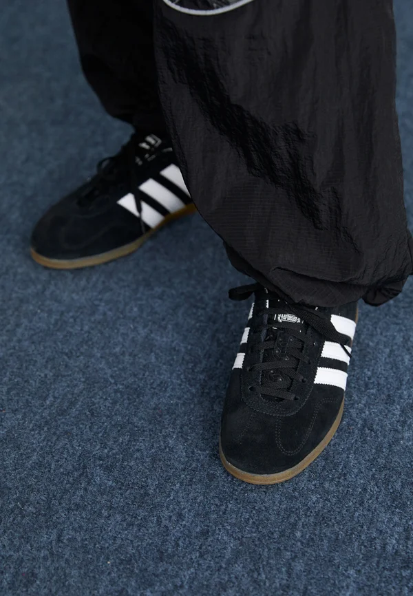 GAZELLE LO PRO W - Trainers - black/white/gum