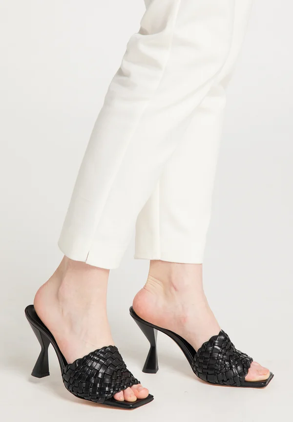 Heeled mules - black