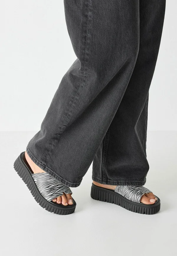 Heeled mules - zebra