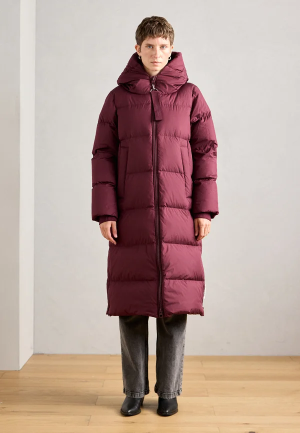 HERO COAT WITH HOOD BACKPACK BELTS INSIDE - Down coat - aubergine red