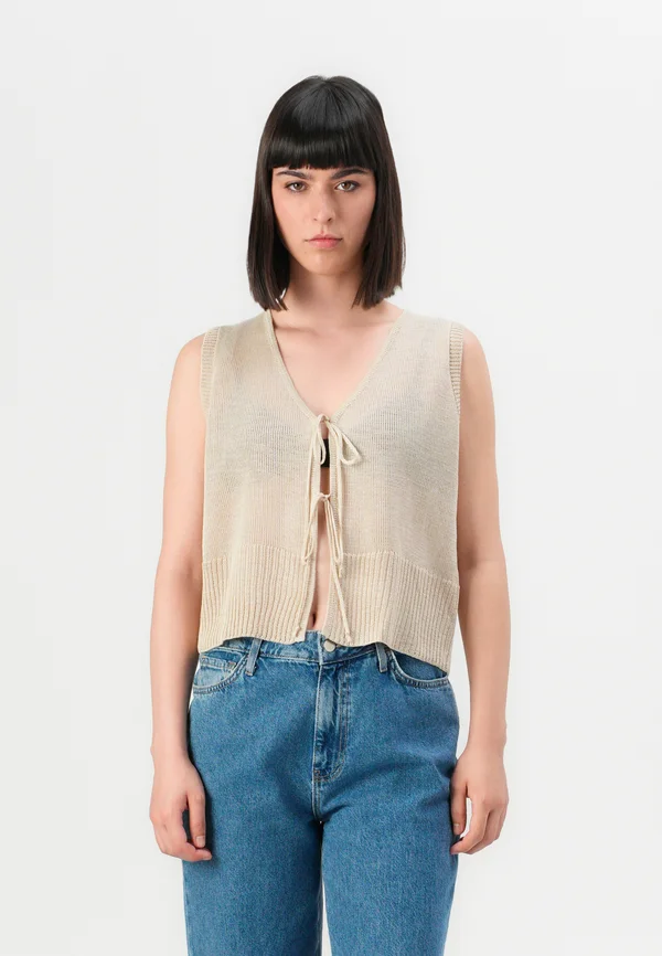 JUNHO - Waistcoat - beige